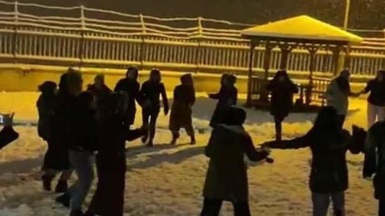 Kar yağışını halay &ccedil;ekerek kutladılar