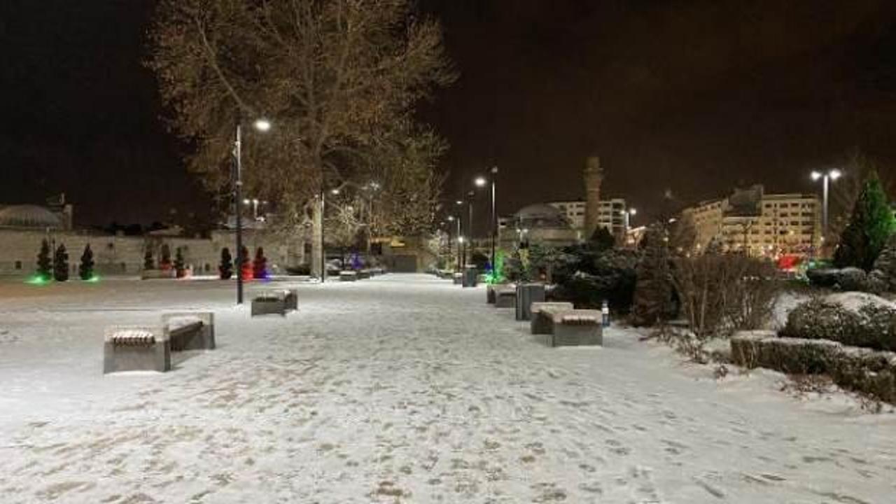 Sivas'ta 'kar' yağışı kent merkezini beyaza bürüdü