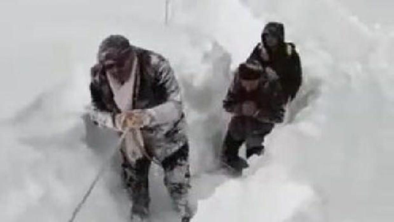 Trabzon'da karda, patika yolda mahsur kalan 4 kişi kurtarıldı