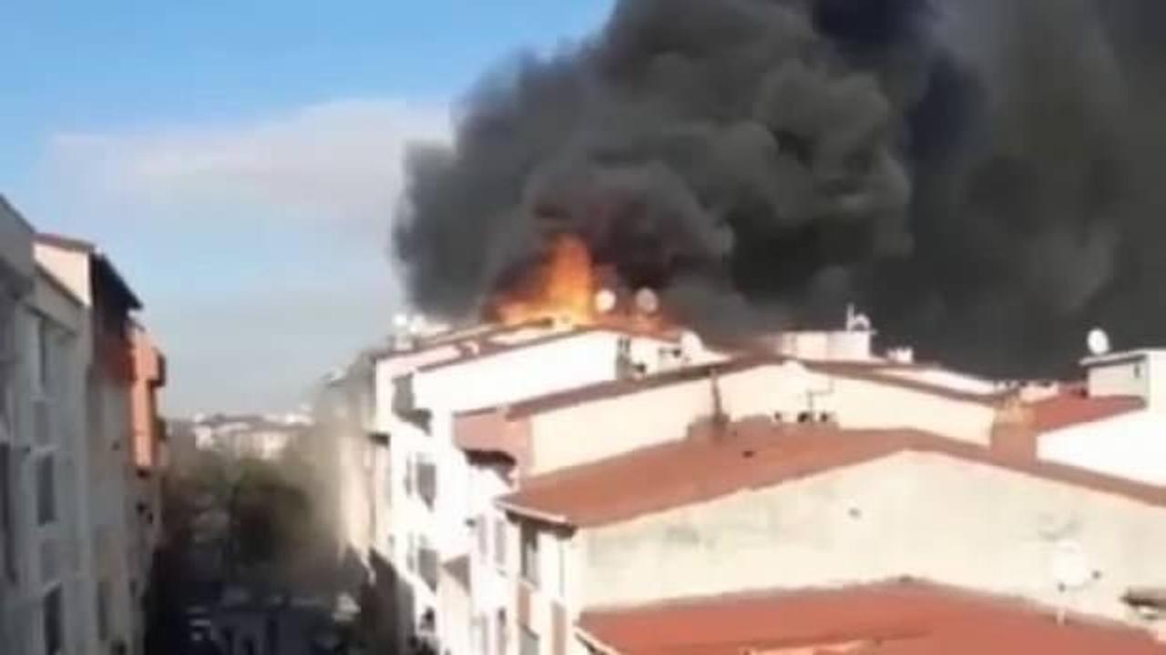 Esenyurt'ta korkuta yangın: Çatı alevlere teslim oldu