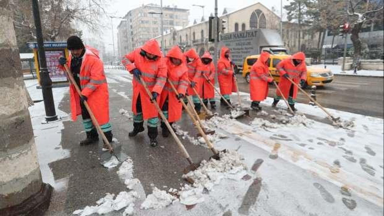 Şahinbey Belediyesi'nin kar çalışmaları devam ediyor