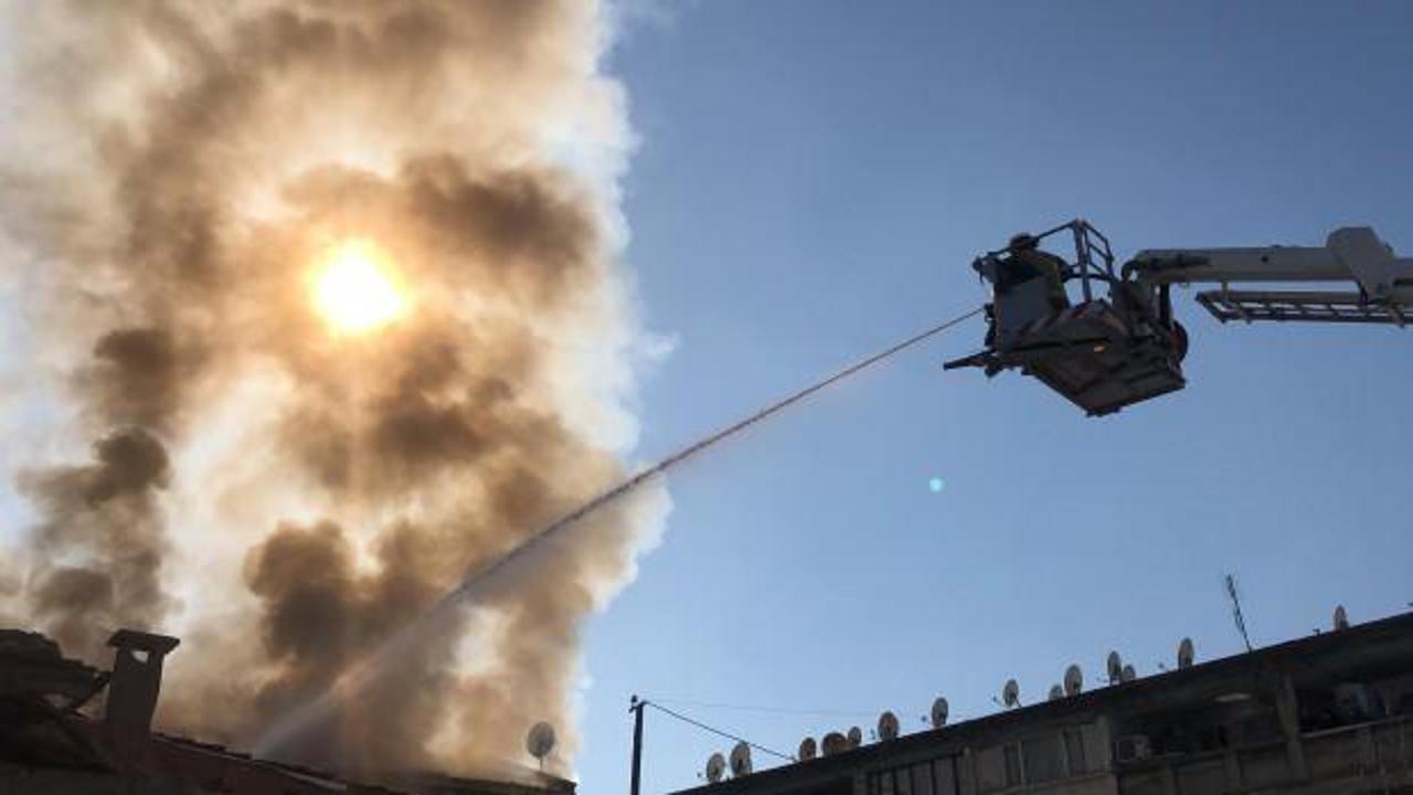 İzmir'de bit pazarı alanında yangın
