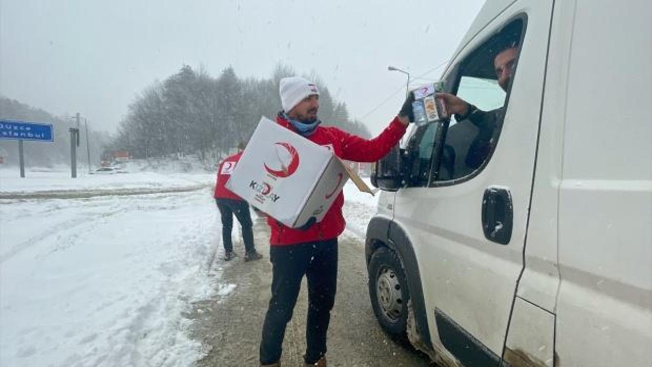 Kar nedeniyle yolda kalan sürücülerin yardımına Türk Kızılay yetişti