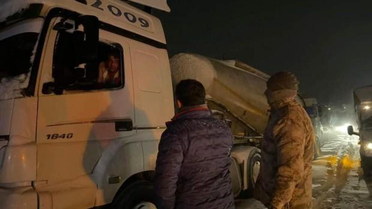 Karda mahsur kalanları yalnız bırakmadılar! Kumanya ikram ettiler