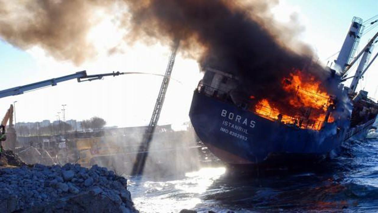 Kartal'da iskeleye bağlı gemide yangın çıktı