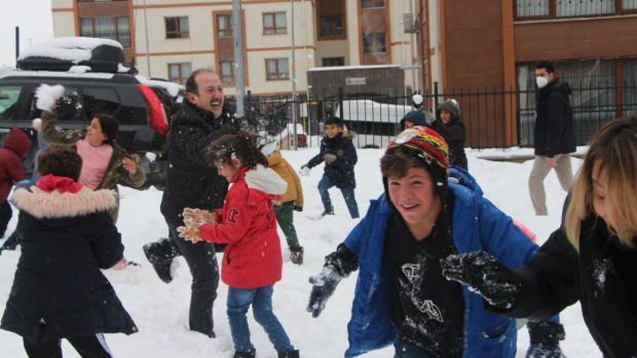 Vali, çocuklarla kar topu oynadı!
