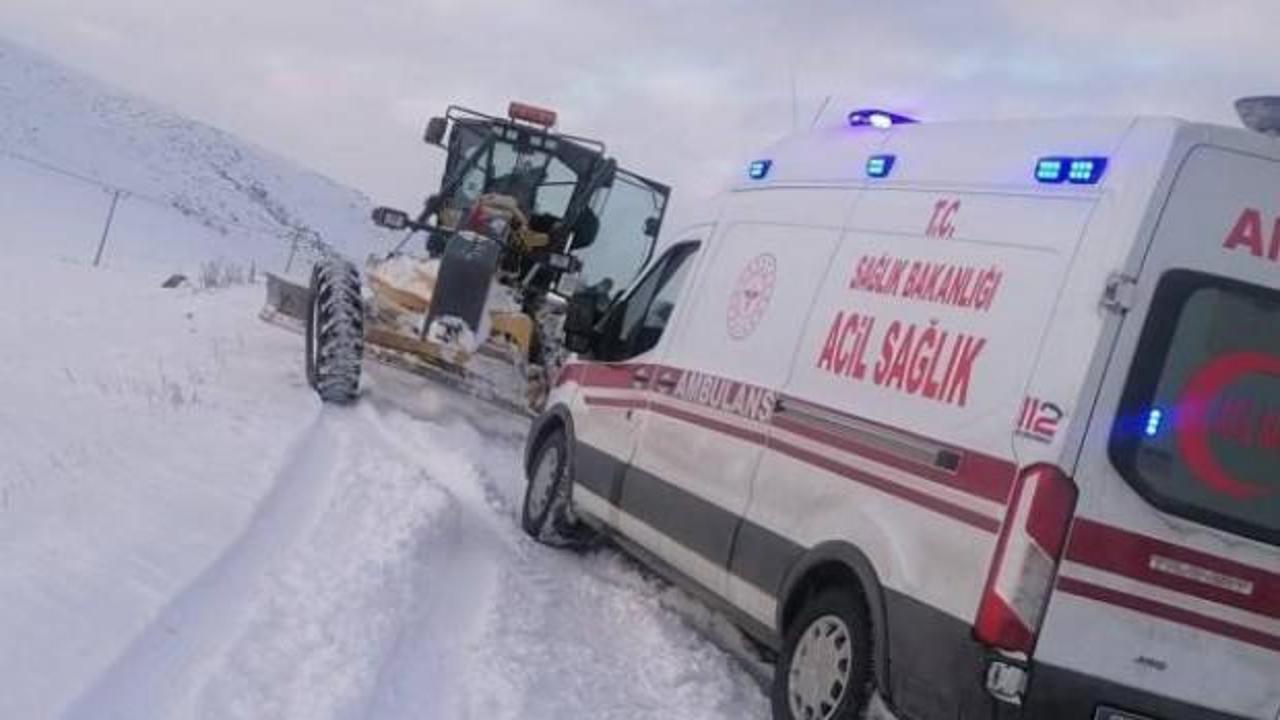 Ardahan'da yolda kalan ambulans ile 17 araç kurtarıldı