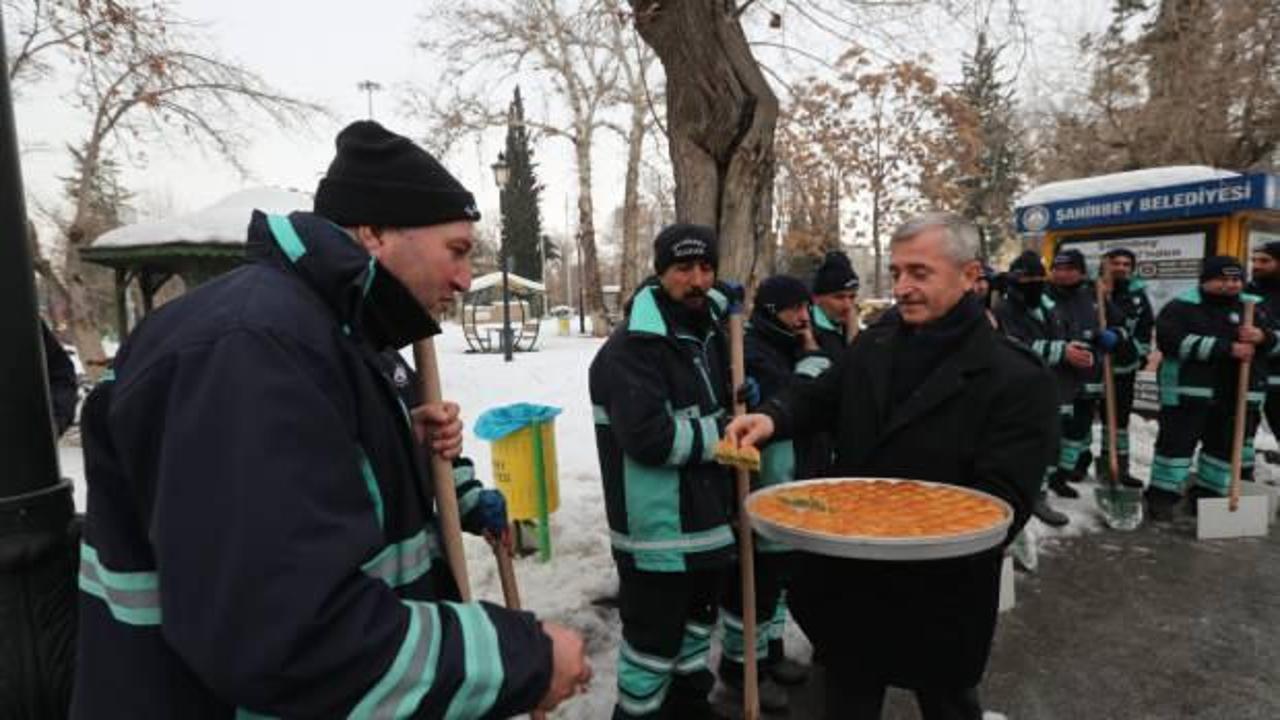 Başkan Tahmazoğlu&rsquo;ndan karla m&uuml;cadele ekiplerine baklava ikramı