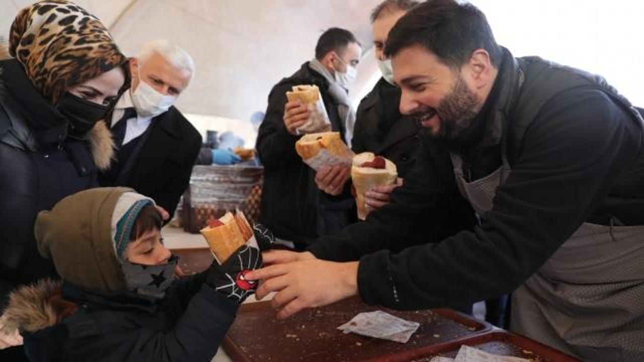 Kağıthane'de 10 bin kişi karda sucuk ekmek keyfi yaptı
