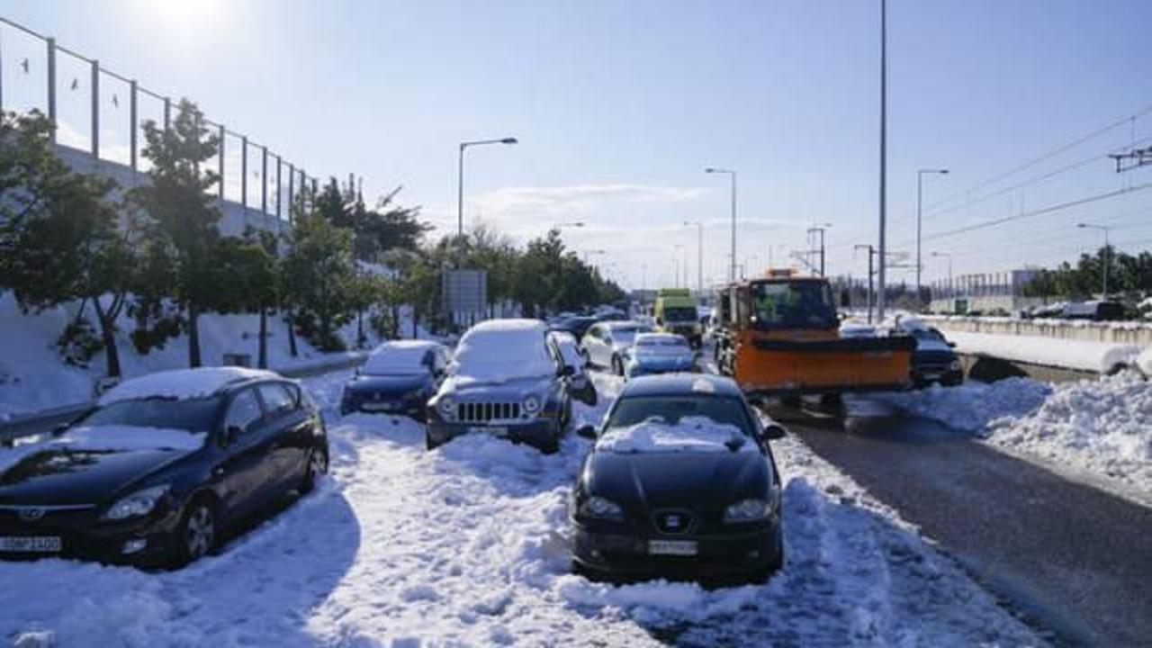 Kar yağışı Yunanistan'da da hayatı olumsuz etkiledi: Başbakan Miçotakis özür diledi