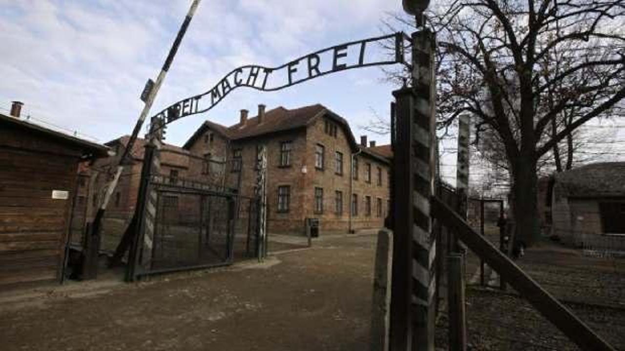 Ölüm kampında Nazi selamı veren turist gözaltına alındı