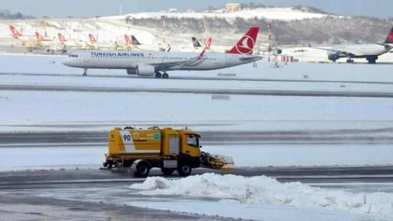Son dakika: İstanbul Havalimanı'nda iniş ve kalkışların iptal saati 13.00'e kadar uzatıldı