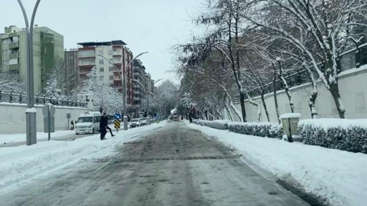 Vali Yerlikaya a&ccedil;ıkladı: İstanbul'da kamu ve kuruluşların mesaisi 15.30'da bitecek