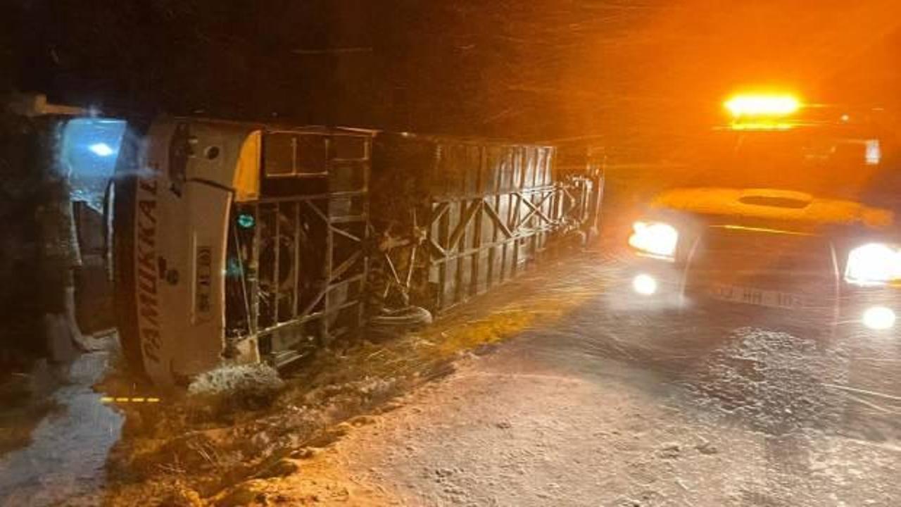 Afyonkarahisar&rsquo;da kaza! Yolcu otob&uuml;s&uuml; devrildi: 8 kişi yaralandı   