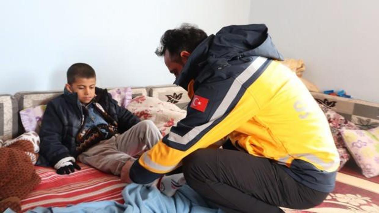 Ağrı&rsquo;da yolu ulaşıma kapanan k&ouml;ydeki hasta &ccedil;ocuk i&ccedil;in ekipler seferber oldu 