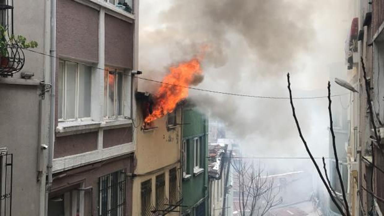 Beyoğlu'nda korku dolu anlar: Yangında mahsur kalanlar kurtarıldı