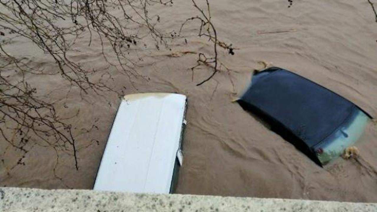 Çanakkale'de felaket! Araçlar sular altında kaldı