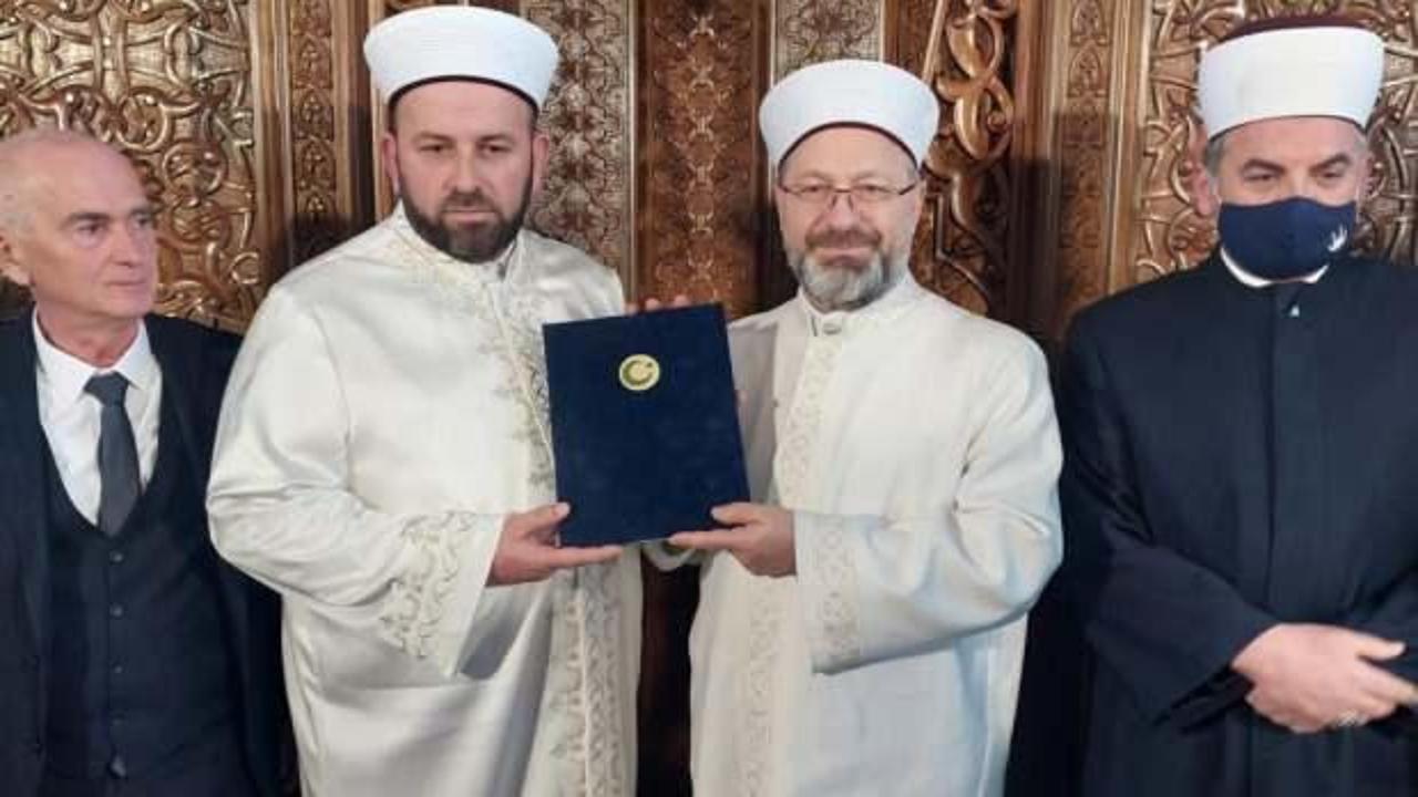 Prof. Dr. Erbaş, Karadağ İslam Birliği Başkanı Rıfat Feyzic'e Menşur verdi