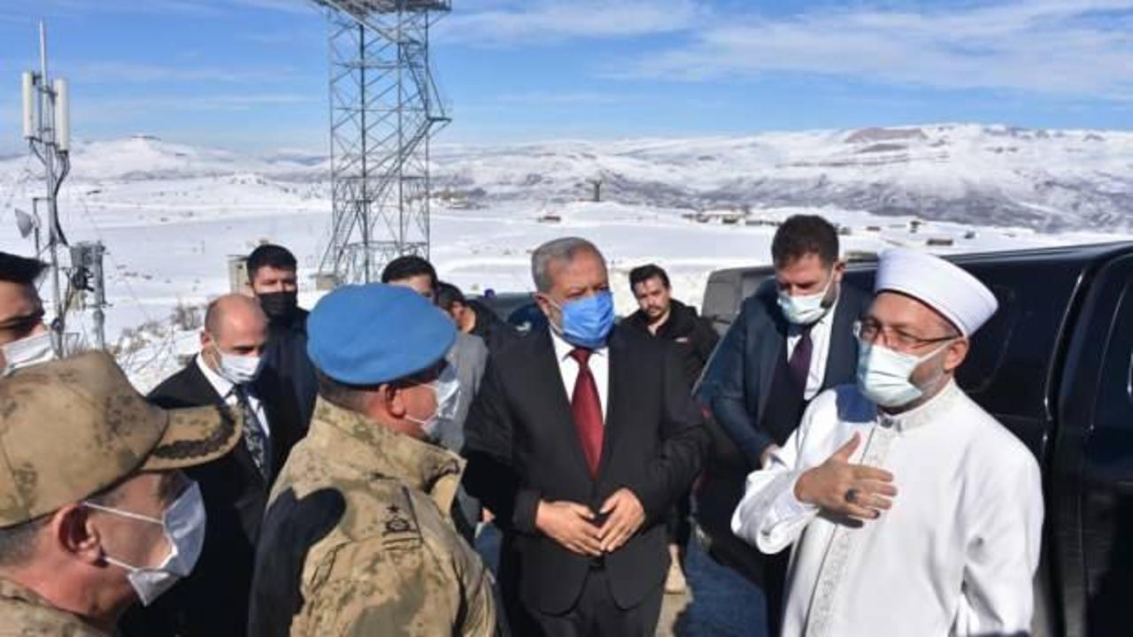 Diyanet İşleri Başkanı Erbaş, Namaz Dağı Üs Bölgesi'ni ziyaret etti.