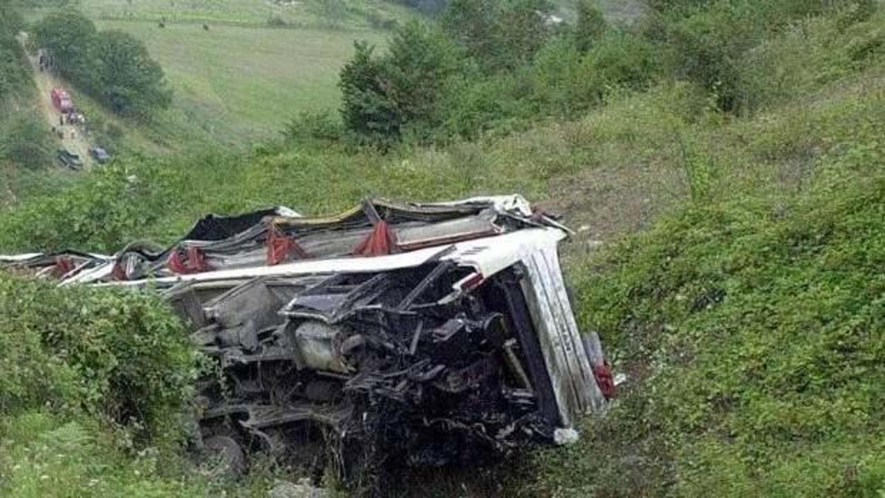 Endonezya'da otobüs kazası: 13 ölü