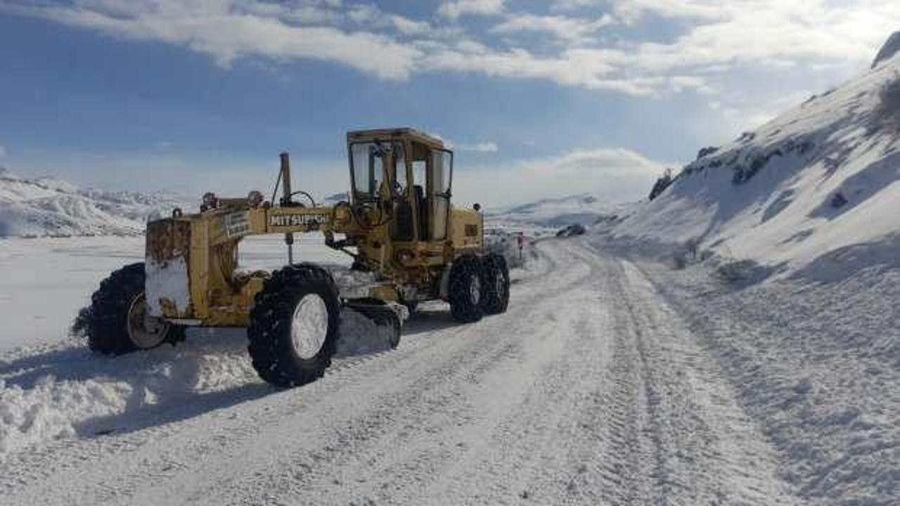  Erzincan&rsquo;da kar teyakkuzu s&uuml;r&uuml;yor! Kapanan yollar ulaşıma a&ccedil;ılıyor