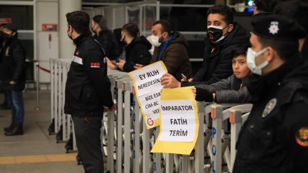 Galatasaray'a, Antalya'da "Fatih Terim" mesajlı karşılama