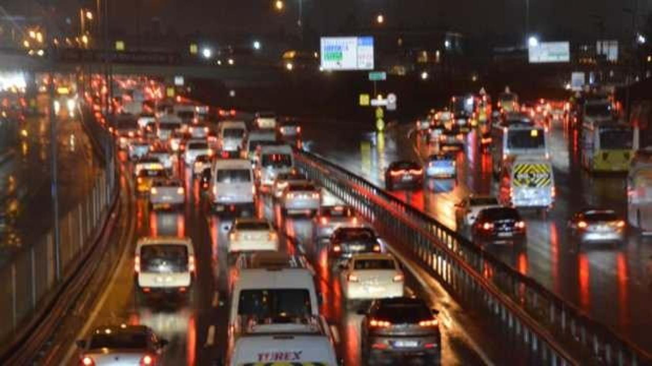 İstanbul g&uuml;ne yağmurla uyandı, trafik yoğunluğu y&uuml;zde 60'a yaklaştı