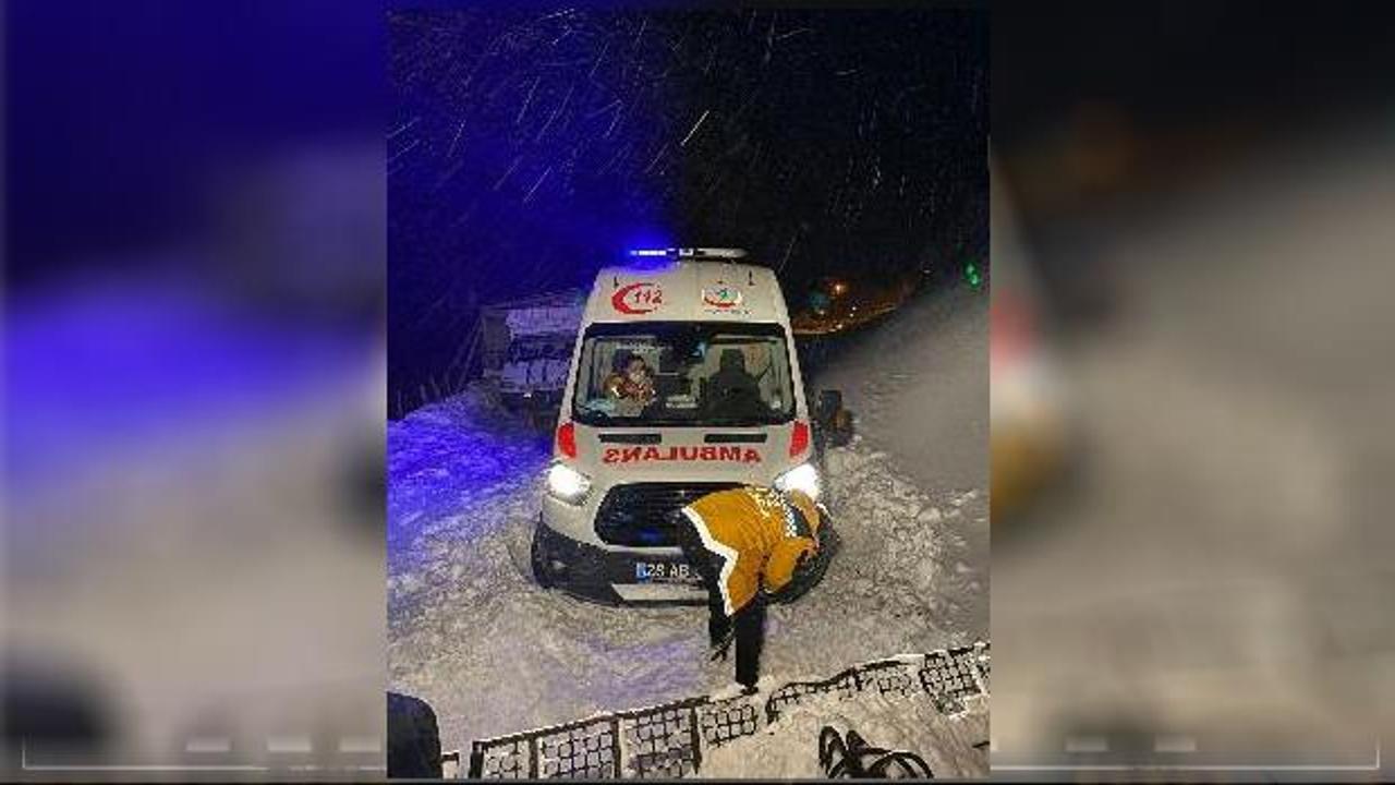 Yolda kalan ambulansın imdadına otel çalışanları yetişti