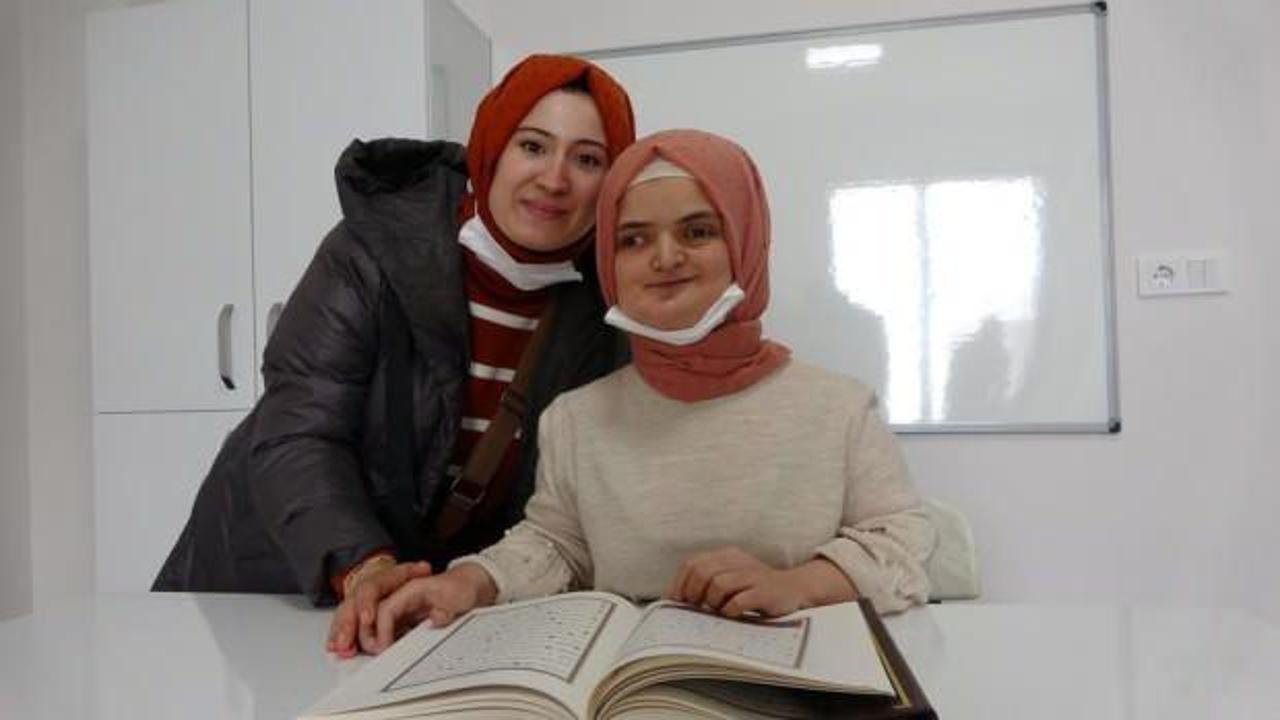 Yüzde 80 görme engelli genç kız, azmiyle 3 ayda Kur'an öğrendi 
