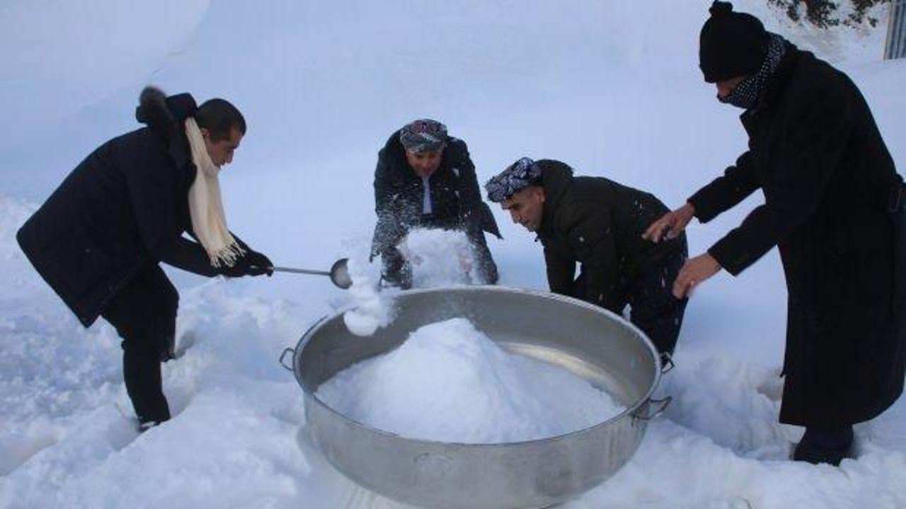 4. Kar Festivali'nde t&uuml;rk&uuml;c&uuml; Aydın Aydın, kar suyu ile enerji i&ccedil;eceğini tanıttı