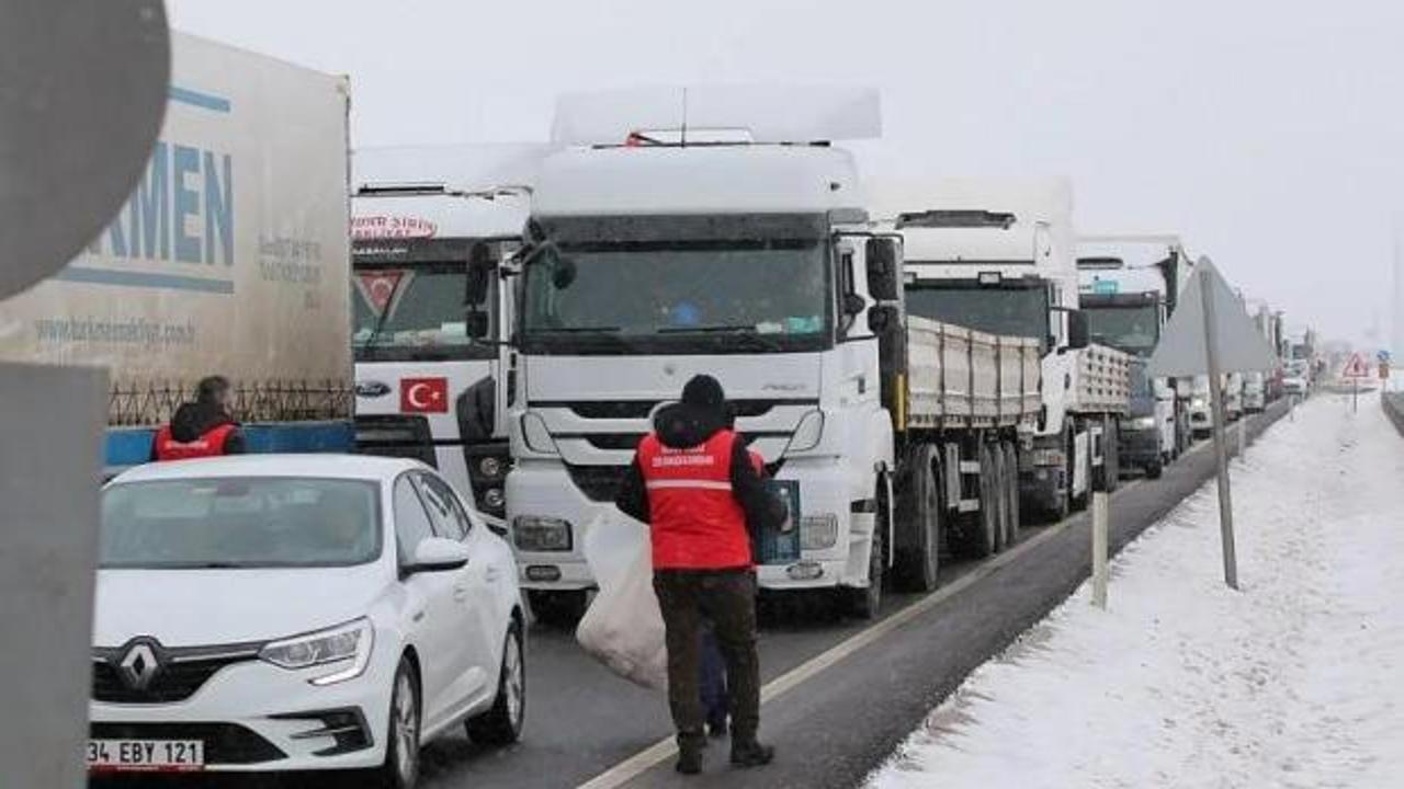 Aksaray&rsquo;da zorunlu bekleyişte sıcak &ccedil;orba ile ısındılar