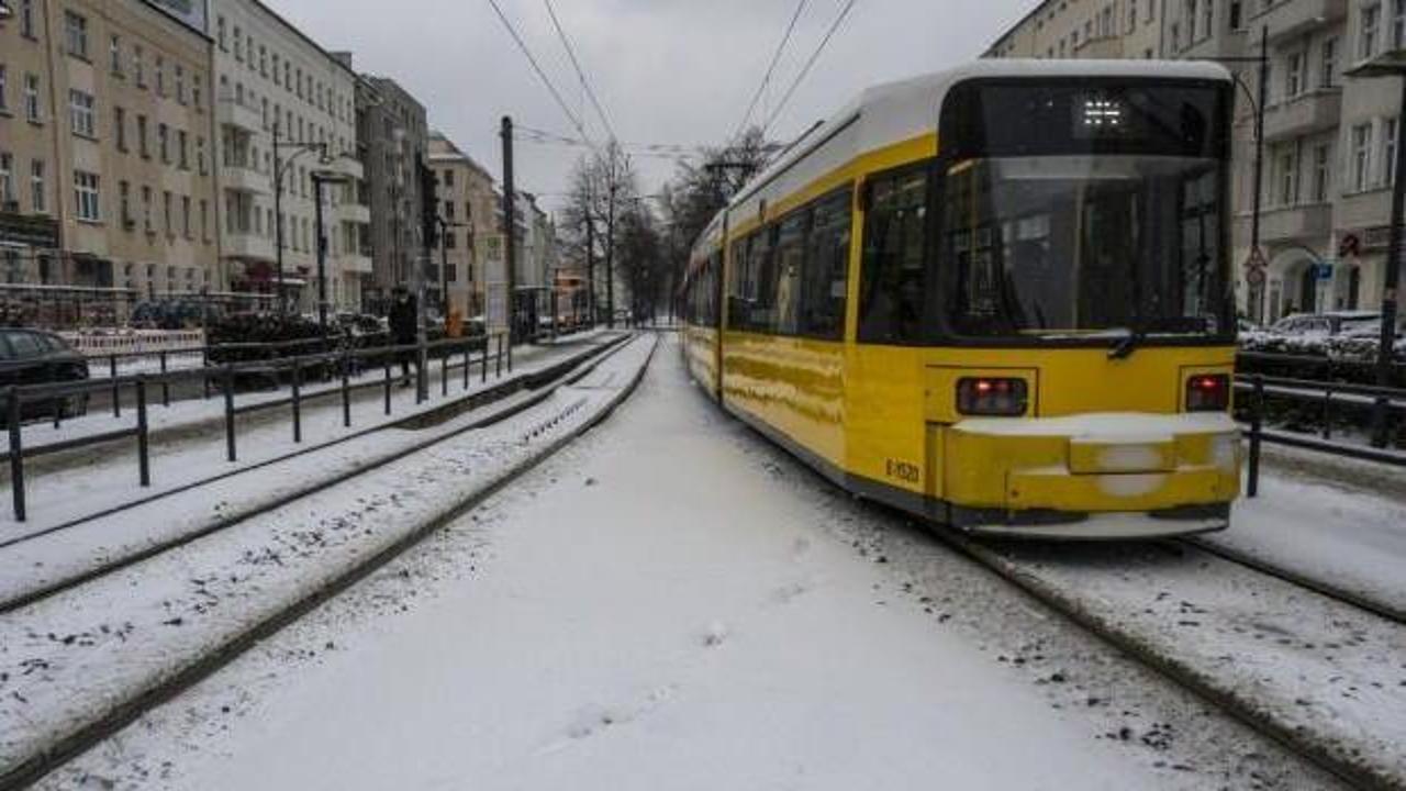 Almanya’da 17 yaşındaki Türk gence tramvayda ırkçı saldırı