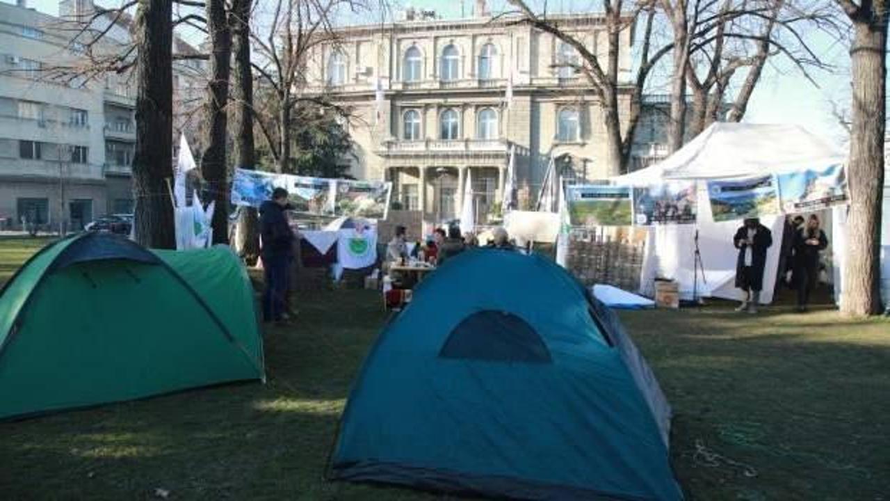 Belgrad’da Cumhurbaşkanlığı binası önünde çadırlı protesto