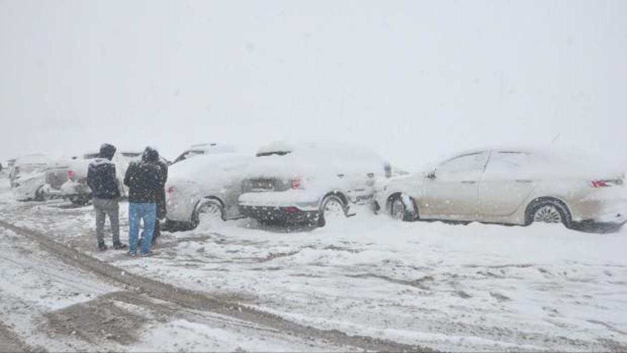 Hakkari&rsquo;de kar sonrası zincirleme kaza! 8 ara&ccedil; birbirine &ccedil;arparak durabildi
