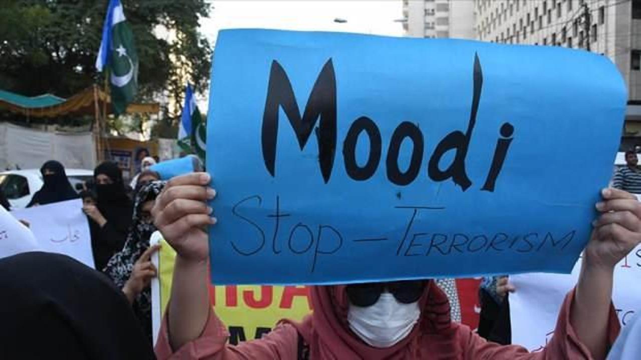 Pakistan'da öğrenciler Hindistan'daki başörtüsü yasağını protesto etti