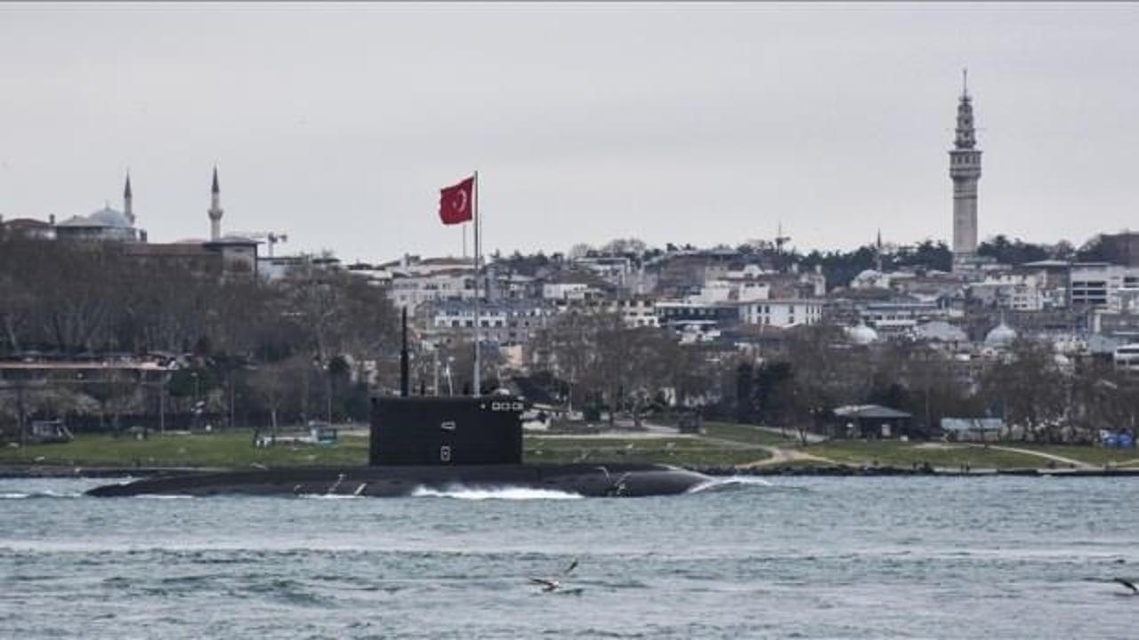 Rus denizaltısı İstanbul Boğazı'ndan geçti