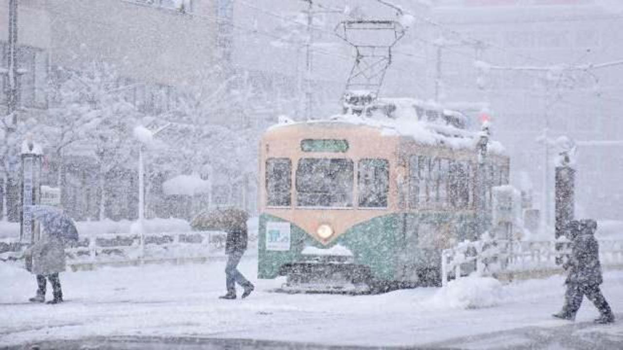 Tokyo'da yoğun kar yağışı uyarıları hava ve demir yolu trafiğini aksattı