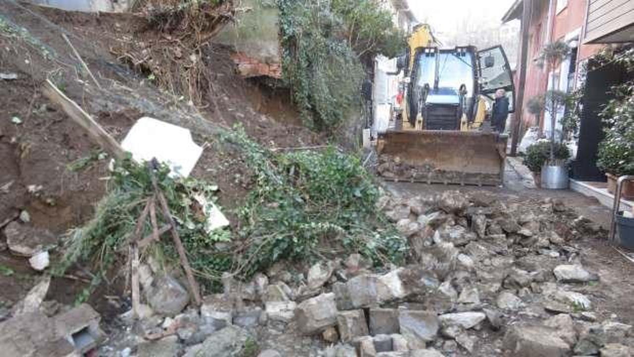 &Uuml;sk&uuml;dar&rsquo;da istinat duvarı &ccedil;&ouml;kt&uuml;; sokak trafiğe kapandı