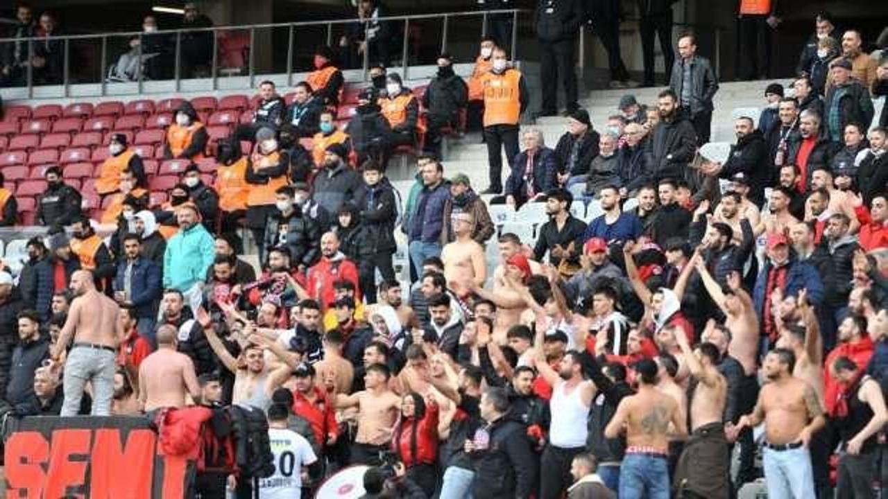 Karagümrük taraftarı soyunarak Viviano'ya destek verdi