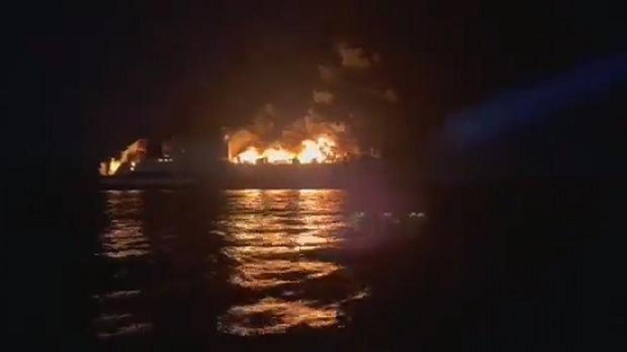 Yunanistan'da 300'e yakın kişiyi taşıyan gemide yangın!