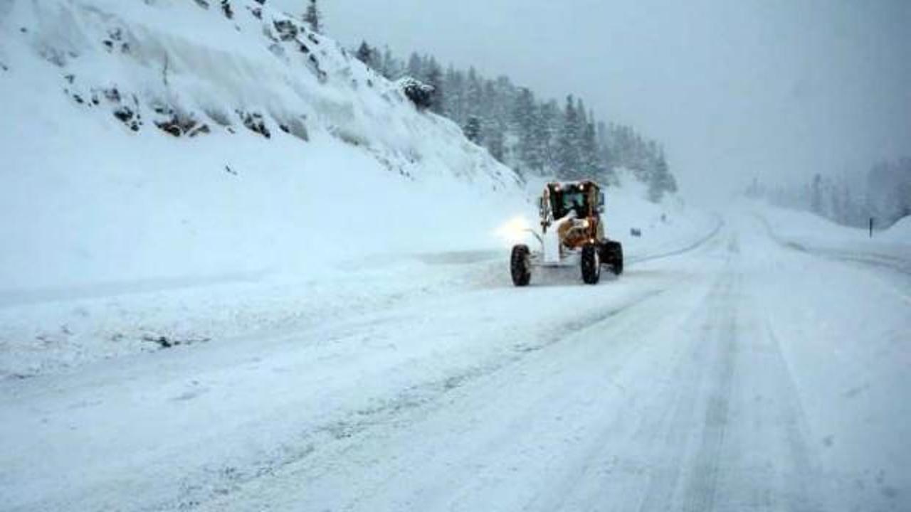 Antalya'da kar yağışı ulaşımı aksattı