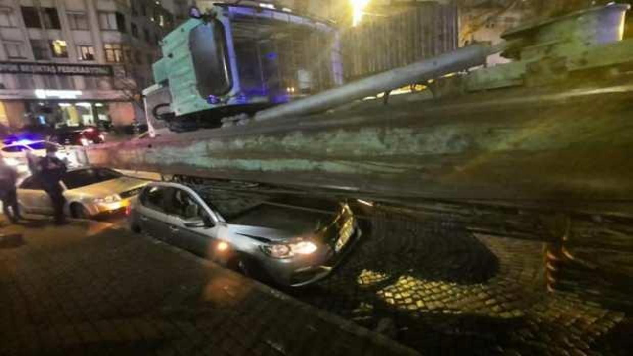 Beşiktaş’ta akılalmaz kaza, tırın taşıdığı vinç araçların üzerine devrildi