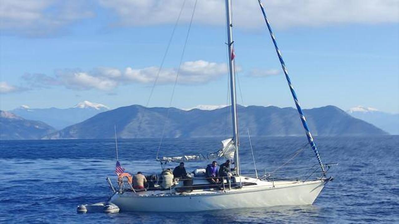 Fethiye açıklarında sürüklenen yelkenlideki 29 düzensiz göçmen kurtarıldı