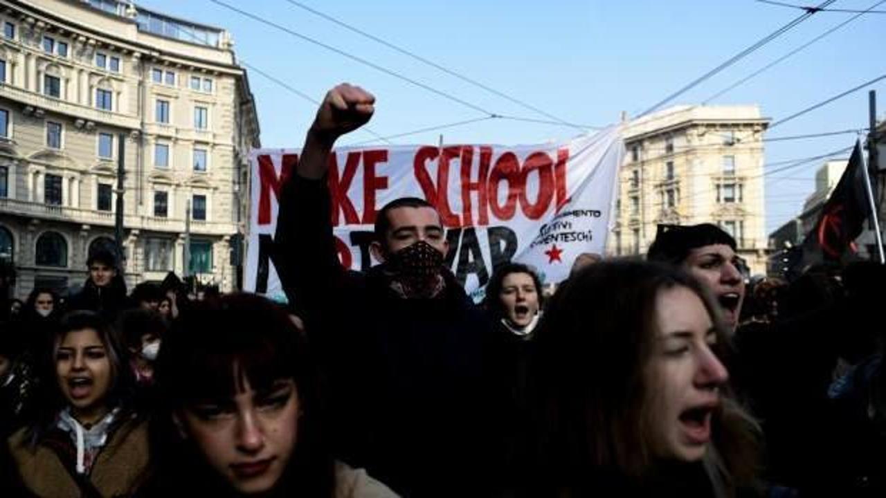 İtalya'da öğrencilerden hükümet ve Eğitim Bakanı'na protesto