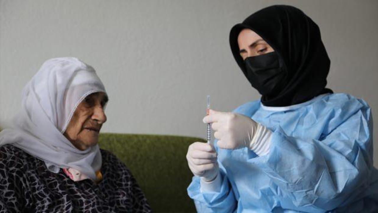 Sağlık&ccedil;ılar 88 yaşındaki Fatma nineyi aşılamak i&ccedil;in karlı yolları aştı