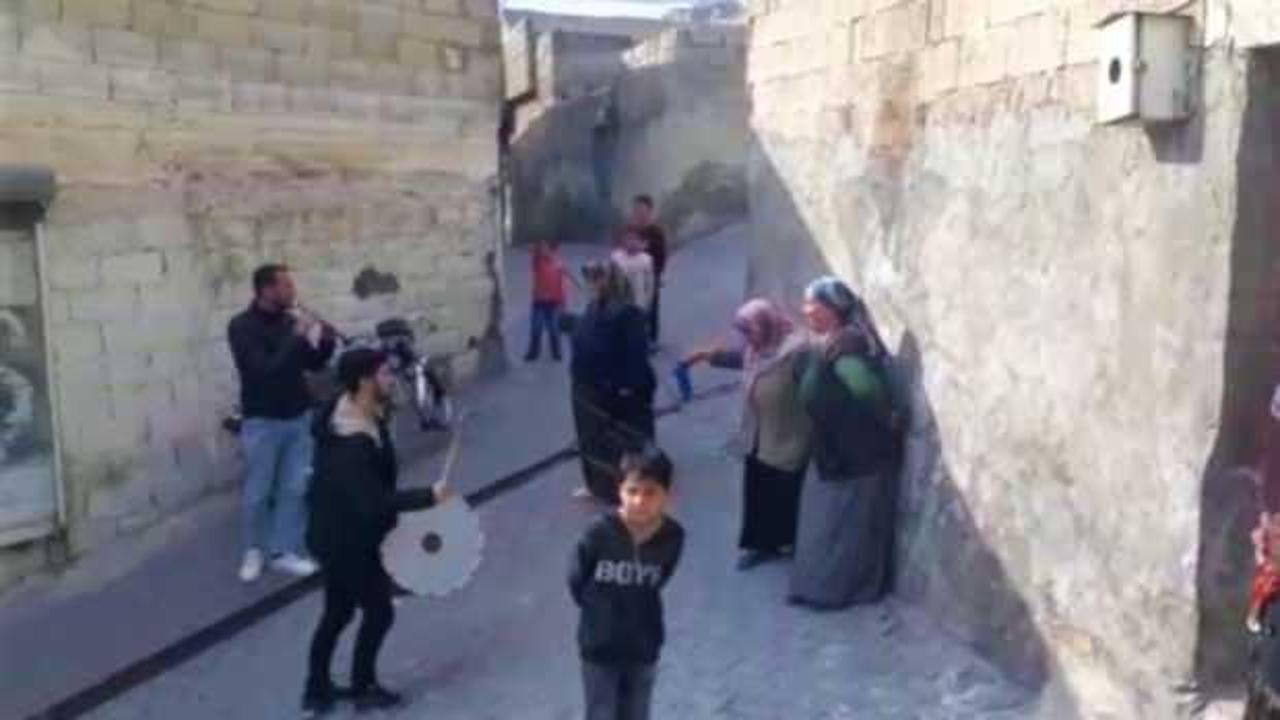 Şanlıurfa&rsquo;da metruk ev yıkıldı, mahalleli halay &ccedil;ekerek kutladı   