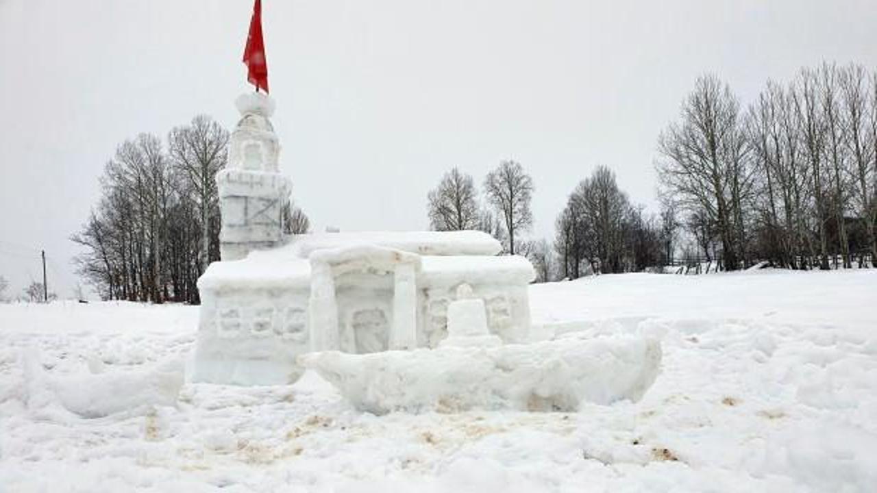 Sivaslı vatandaşlar Battal Gazi destanından etkilendi, kardan kız kulesi yaptı