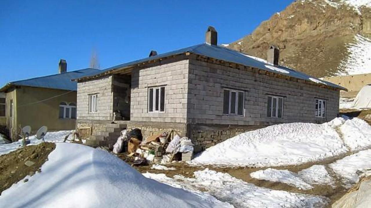 Bakan Soylu s&ouml;z vermişti! Van'da selden evi yıkılan Rabia Acar yeni evine kavuştu   