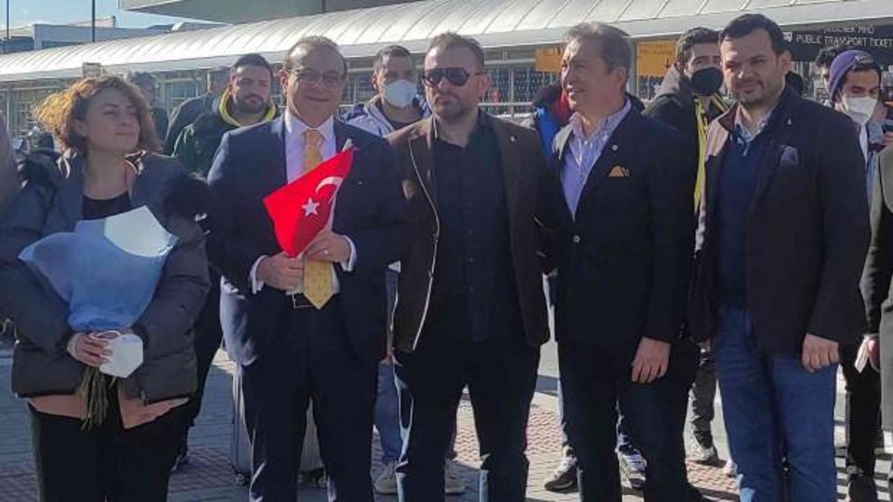 Fenerbah&ccedil;e Prag&rsquo;da &ccedil;i&ccedil;eklerle karşılandı