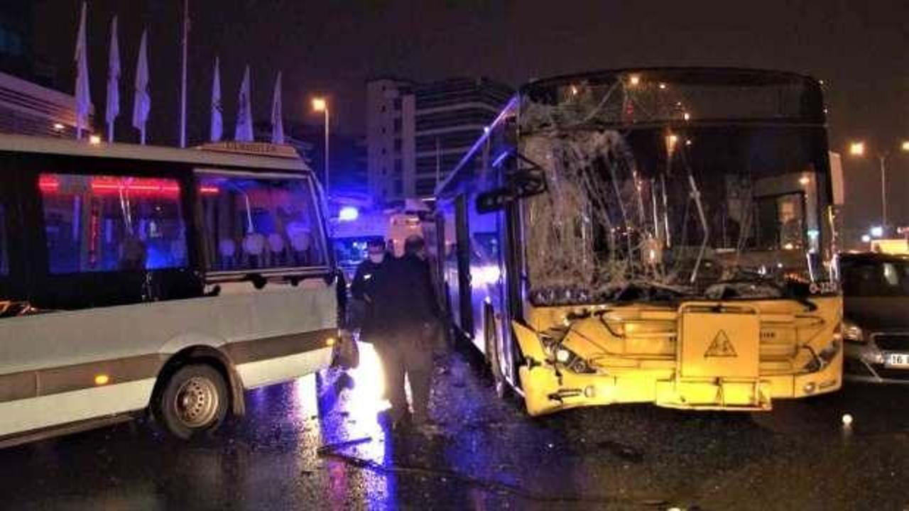 İETT otob&uuml;s&uuml;, yolcu bekleyen minib&uuml;se &ccedil;arptı: Yaralılar var!
